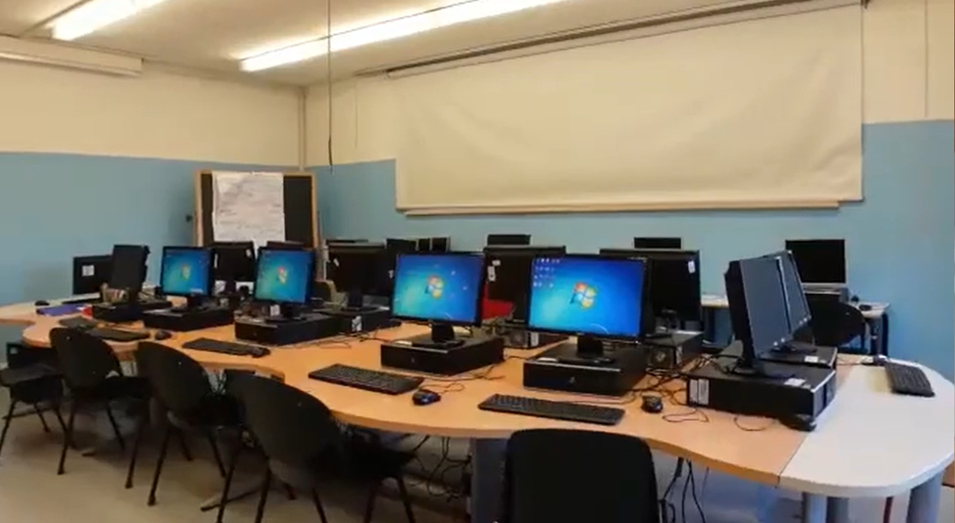 Computer e interno dell'aula di informatica di Gaiarine