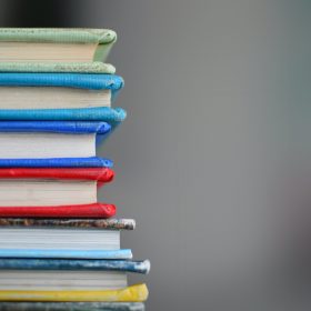 Pila di libri di testo