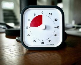 Cronometro analogico da tavolo bianco e nero, con il tempo mancante in rosso