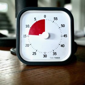 Cronometro analogico da tavolo bianco e nero, con il tempo mancante in rosso